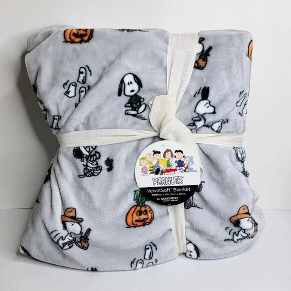 Peanuts Snoopy Halloween 60" x 90" - Twin VelvetSoft Mummy Berkshire Blanket NEW - Picture 1 of 9